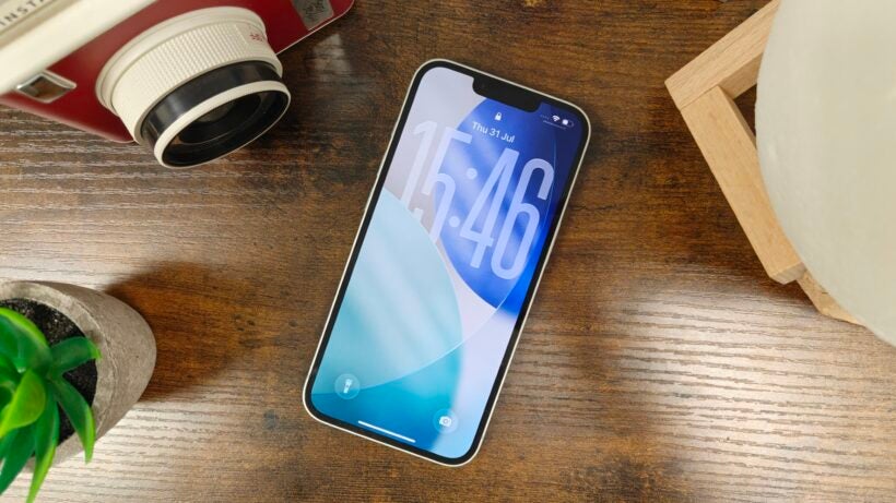 How to make the Lock Screen clock bigger in iOS 26